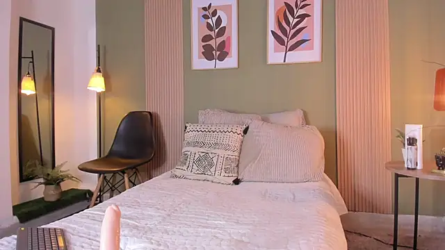 bella arias online show from 12-21-24, 12:42