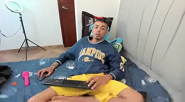 Snapshot of twink_latino5 chatting on 12-23-24, 04:33 twink latino5 online show from 12-23-24, 04:33