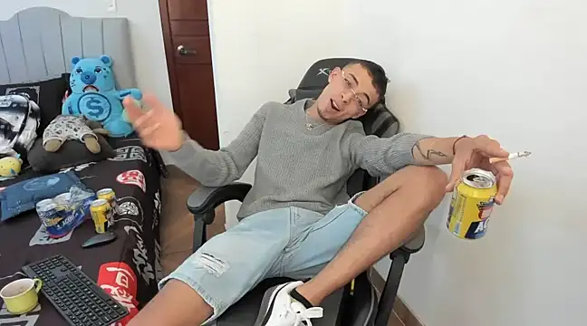 Snapshot of twink_latino5 chatting on 12-25-24, 04:22 twink latino5 online show from 12-25-24, 04:22