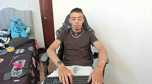 Snapshot of twink_latino5 chatting on 12-25-24, 09:54 twink latino5 online show from 12-25-24, 09:54