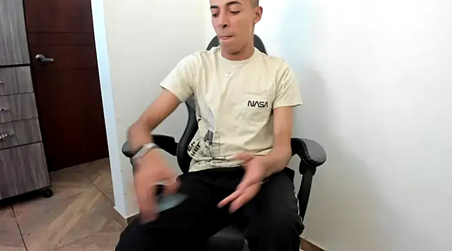 Snapshot of twink_latino5 chatting on 02-01-25, 06:21 twink latino5 online show from 02-01-25, 06:21