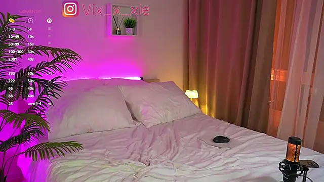 ViXXXiee online show from 10-22-25, 06:07