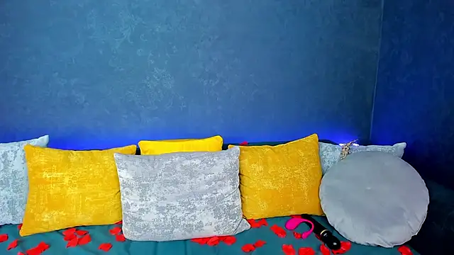 Curvy Dynamite  online show from 02-15-25, 01:10