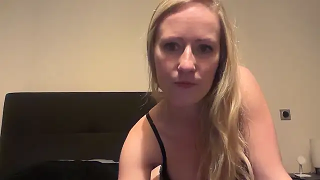 Snapshot of Emmy_frenchie chatting on 01-13-25, 08:15 Emmy frenchie online show from 01-13-25, 08:15