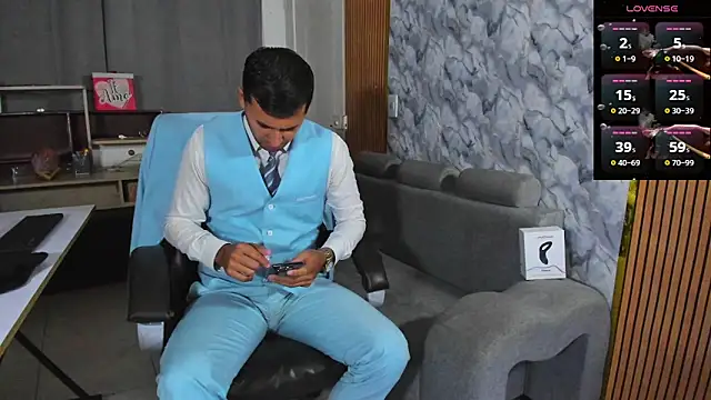 Snapshot of Hideintheoffice chatting on 02-02-26, 03:27 Hideintheoffice online show from 02-02-26, 03:27