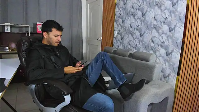 Snapshot of Hideintheoffice chatting on 02-05-26, 03:33 Hideintheoffice online show from 02-05-26, 03:33