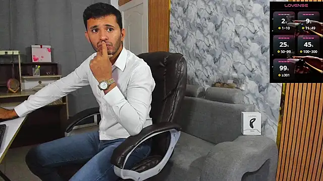 Snapshot of Hideintheoffice chatting on 02-08-26, 04:27 Hideintheoffice online show from 02-08-26, 04:27