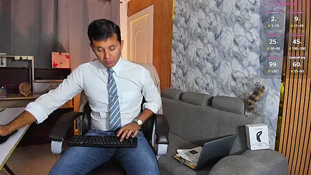 Snapshot of Hideintheoffice chatting on 02-16-26, 01:13 Hideintheoffice online show from 02-16-26, 01:13