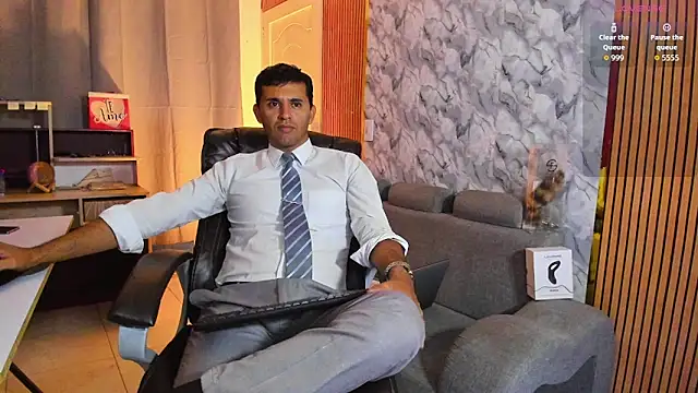 Snapshot of Hideintheoffice chatting on 02-17-26, 05:26 Hideintheoffice online show from 02-17-26, 05:26