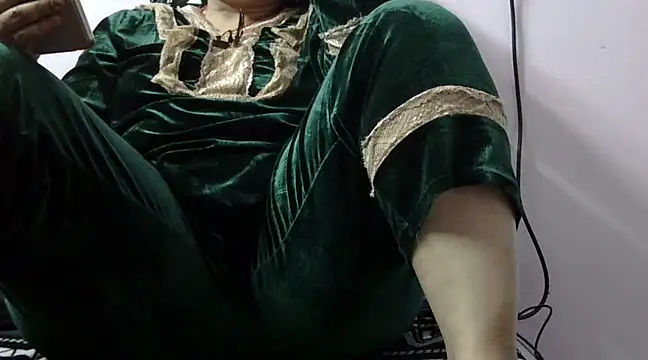 Housewife12 online show from 02-28-25, 12:20