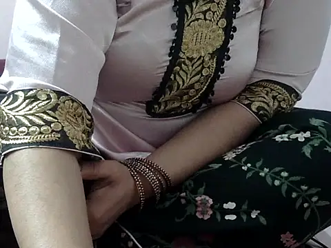 Housewife12 online show from 12-22-25, 11:18