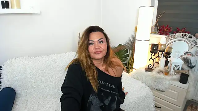Snapshot of Aileen_Stone chatting on 12-28-24, 04:41 Aileen Stone online show from 12-28-24, 04:41