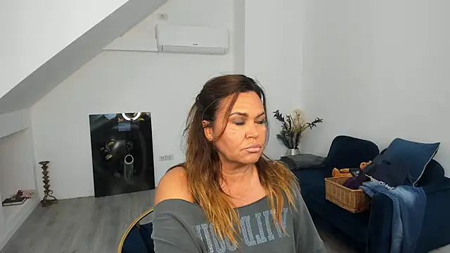 Snapshot of Aileen_Stone chatting on 09-17-25, 02:19 Aileen Stone online show from 09-17-25, 02:19