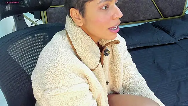 Snapshot of AbrilSonne chatting on 01-05-25, 01:56 AbrilSonne online show from 01-05-25, 01:56