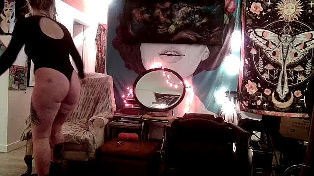 Snapshot of SilverandFox chatting on 01-08-25, 09:34 SilverandFox online show from 01-08-25, 09:34