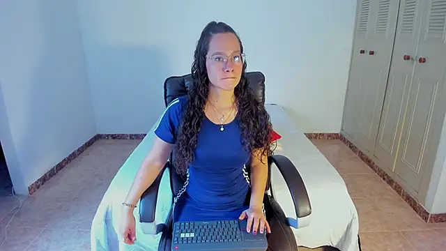 emmaTorres1 online show from 02-11-25, 07:05