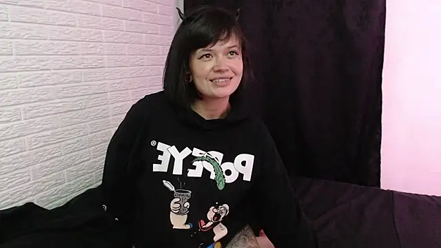 Snapshot of rousstattoo chatting on 03-11-25, 04:32 rousstattoo online show from 03-11-25, 04:32