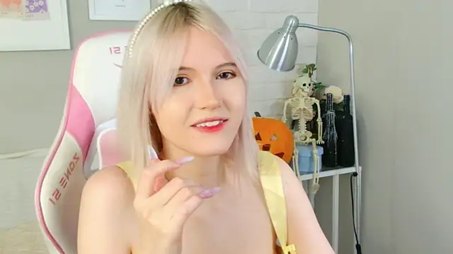 NellieLoyns online show from 10-25-25, 05:08