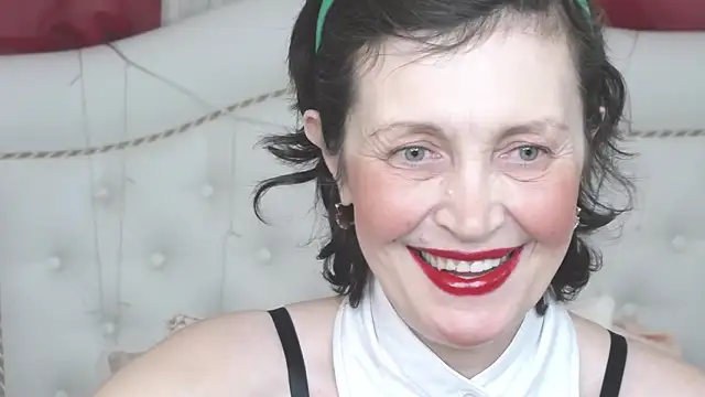 Snapshot of SilviaHart chatting on 12-18-25, 12:55 SilviaHart online show from 12-18-25, 12:55