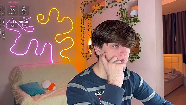 Snapshot of RobertAndLinela chatting on 10-25-25, 12:34 RobertAndLinela online show from 10-25-25, 12:34