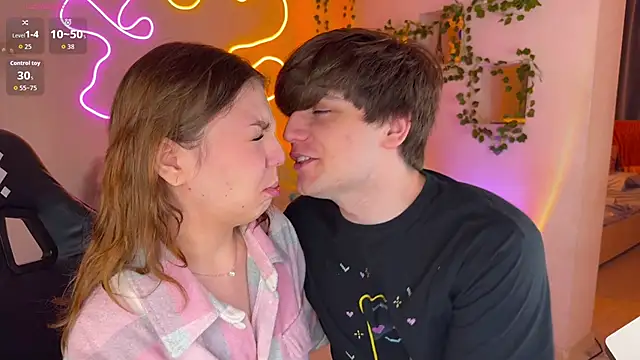 Snapshot of RobertAndLinela chatting on 11-11-25, 03:23 RobertAndLinela online show from 11-11-25, 03:23