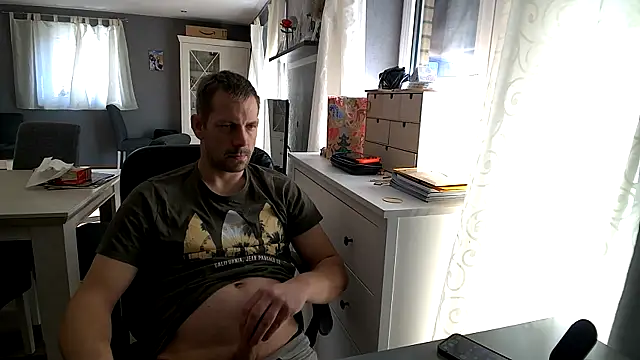 Snapshot of ScuddyCum chatting on 01-12-25, 12:01 ScuddyCum online show from 01-12-25, 12:01