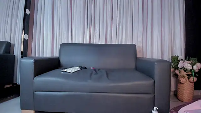 Snapshot of Samantha__cooper chatting on 02-25-25, 02:33 Samantha  cooper online show from 02-25-25, 02:33