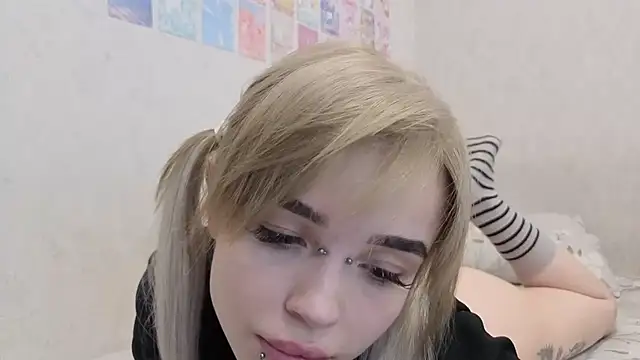 Snapshot of emodreamgirl chatting on 05-17-26, 12:56 emodreamgirl online show from 05-17-26, 12:56