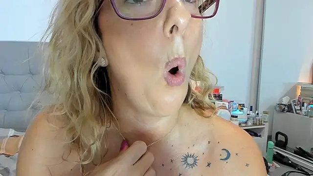 Snapshot of 1royalpussy chatting on 12-29-24, 12:45 1royalpussy online show from 12-29-24, 12:45