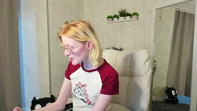 Snapshot of ElizabethHarpper chatting on 10-31-25, 09:21 ElizabethHarpper online show from 10-31-25, 09:21