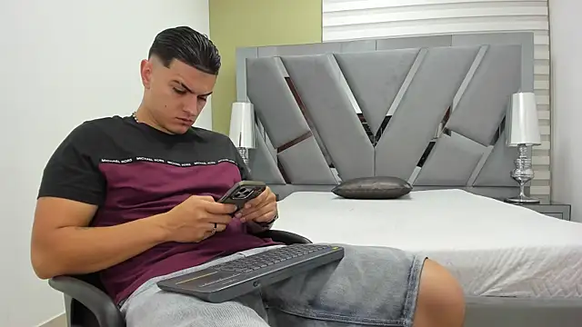 Snapshot of DAVID_VICTORIAA chatting on 06-19-26, 01:15 DAVID VICTORIAA online show from 06-19-26, 01:15