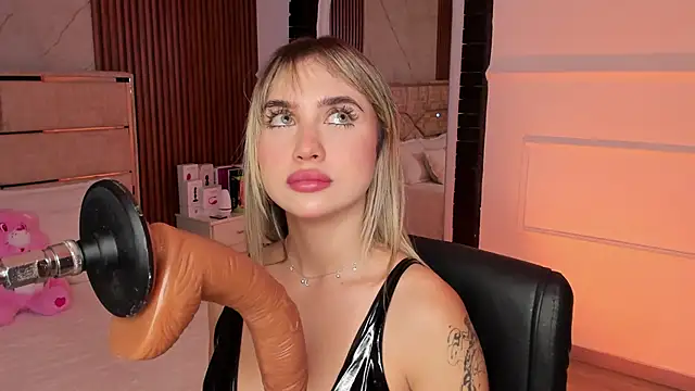 Snapshot of EmiilyHendriixx chatting on 02-13-25, 11:04 EmiilyHendriixx online show from 02-13-25, 11:04