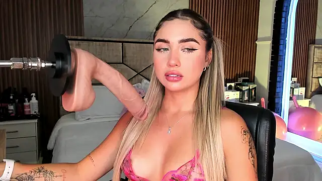 Snapshot of EmiilyHendriixx chatting on 09-22-25, 08:33 EmiilyHendriixx online show from 09-22-25, 08:33