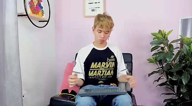 Snapshot of Brian-Ausslos chatting on 01-12-25, 01:37 Brian-Ausslos online show from 01-12-25, 01:37