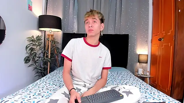 Snapshot of Brian-Ausslos chatting on 02-05-25, 04:27 Brian-Ausslos online show from 02-05-25, 04:27