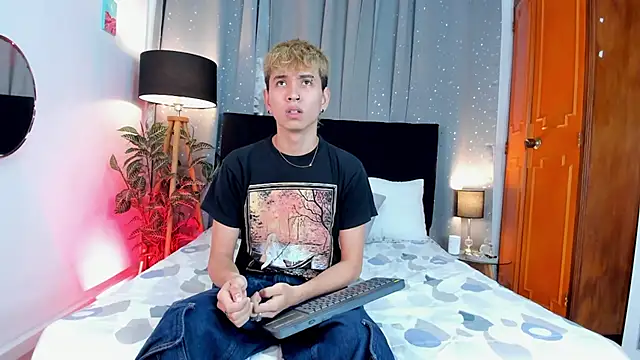 Snapshot of Brian-Ausslos chatting on 02-15-25, 04:25 Brian-Ausslos online show from 02-15-25, 04:25