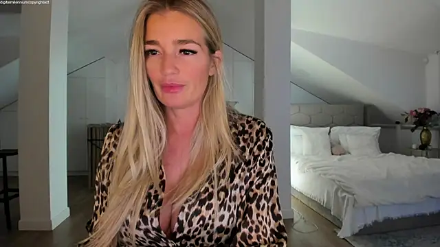 Yourhotqueeen online show from 01-12-26, 11:43