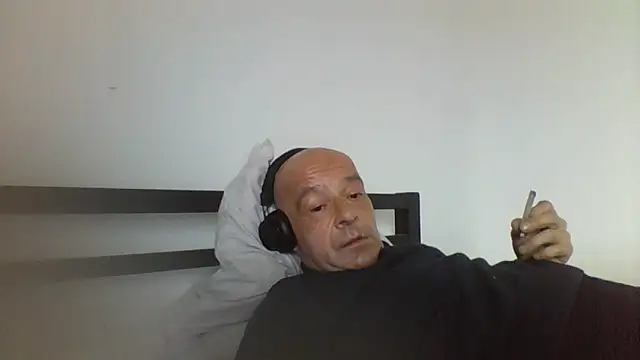 Snapshot of horndude187187 chatting on 12-31-24, 12:46 horndude187187 online show from 12-31-24, 12:46