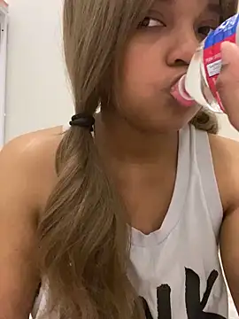 AwkwardJasminee online show from 01-06-26, 09:02