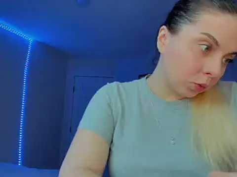 Snapshot of HappyIva chatting on 02-26-25, 11:04 HappyIva online show from 02-26-25, 11:04