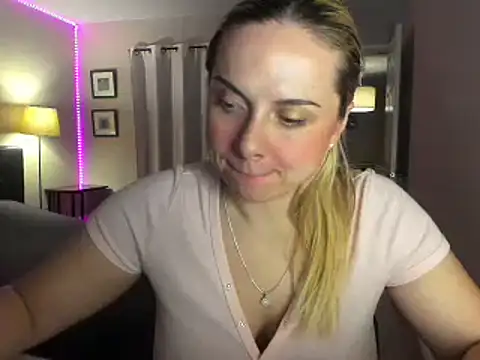 Snapshot of HappyIva chatting on 09-20-25, 06:47 HappyIva online show from 09-20-25, 06:47