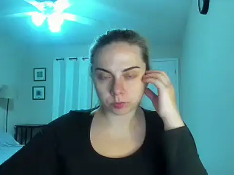 Snapshot of HappyIva chatting on 09-26-25, 05:44 HappyIva online show from 09-26-25, 05:44