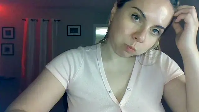 Snapshot of HappyIva chatting on 09-30-25, 06:29 HappyIva online show from 09-30-25, 06:29