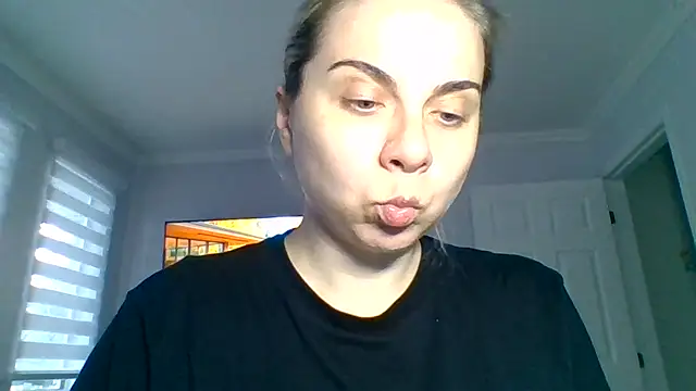 Snapshot of HappyIva chatting on 09-30-25, 09:20 HappyIva online show from 09-30-25, 09:20