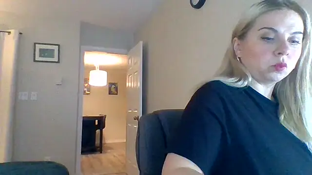 Snapshot of HappyIva chatting on 10-18-25, 06:19 HappyIva online show from 10-18-25, 06:19