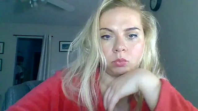 Snapshot of HappyIva chatting on 10-19-25, 05:35 HappyIva online show from 10-19-25, 05:35