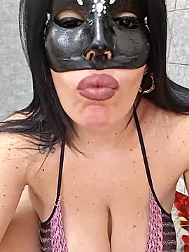 Snapshot of desyree89 chatting on 10-18-25, 04:48 desyree89 online show from 10-18-25, 04:48