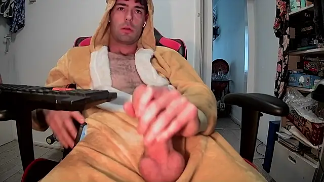 Snapshot of onesieboyx chatting on 10-14-25, 02:18 onesieboyx online show from 10-14-25, 02:18