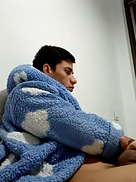 Snapshot of Mikeherz777 chatting on 11-17-25, 09:04 Mikeherz777 online show from 11-17-25, 09:04