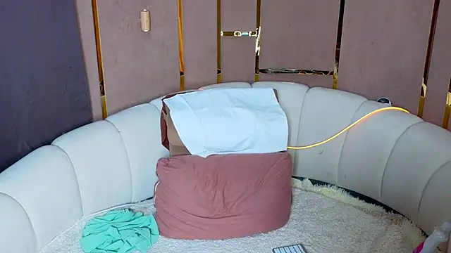 Snapshot of emilytrays chatting on 05-11-26, 04:04 emilytrays online show from 05-11-26, 04:04